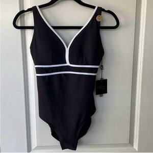 NWT Nip Tuck Amanda Swimsuit, fits nicely